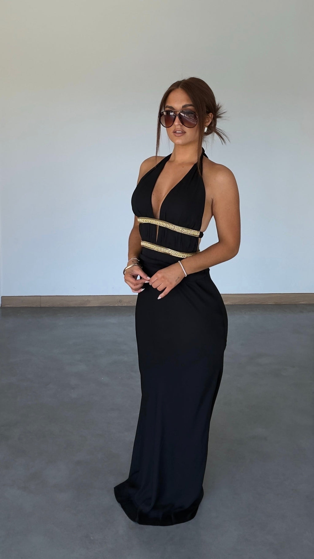 Robe Longue Décolleté Plongeant Noire et Dorée